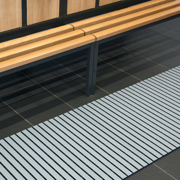 schwimmbadrost-umkleide